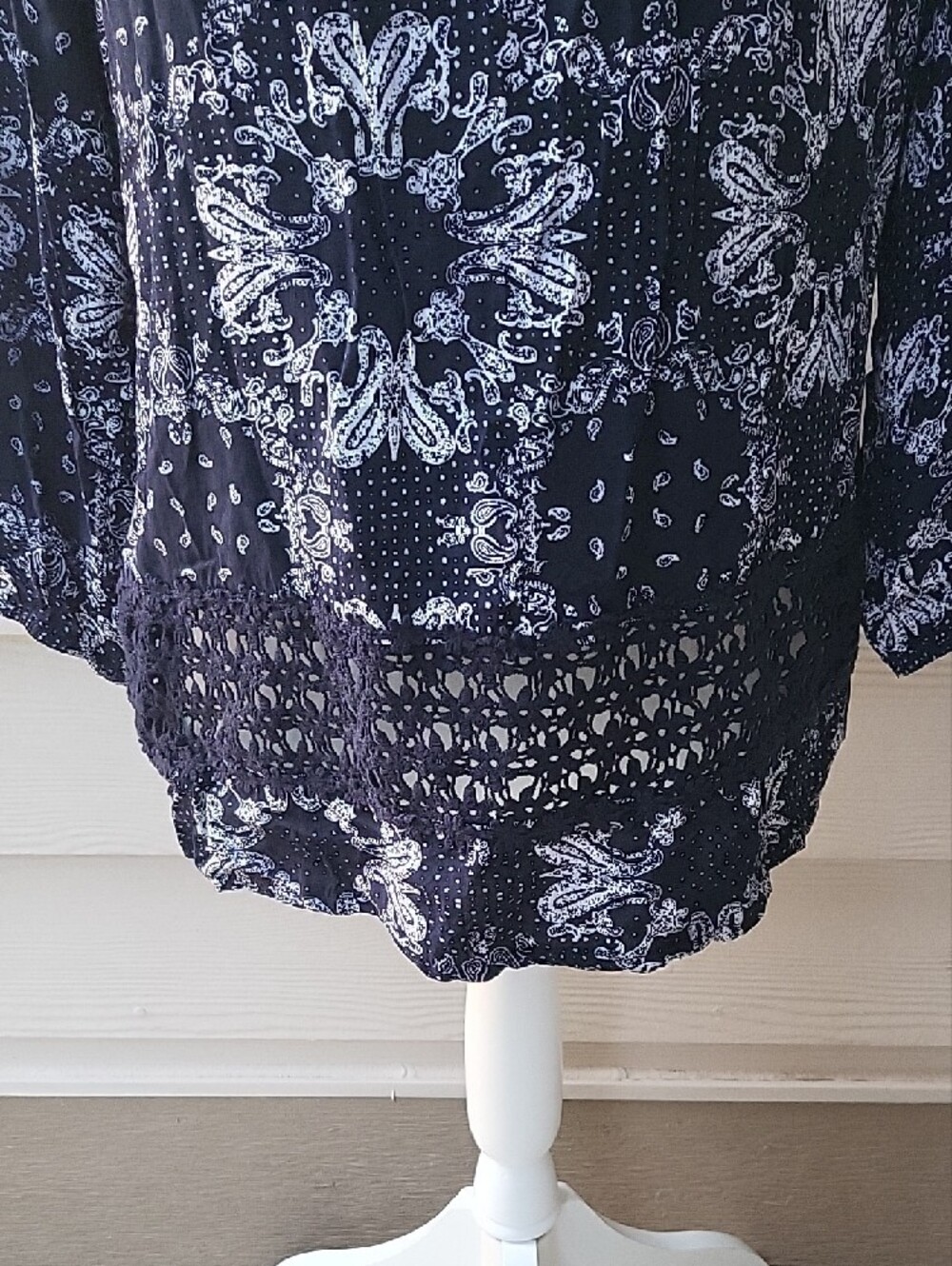 Solitaire Navy & White Printed Crochet Yoke Long Sleeve Top Women's Medium - Picture 3 of 16